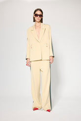 BEQUEMER GEFORMTER BLAZER