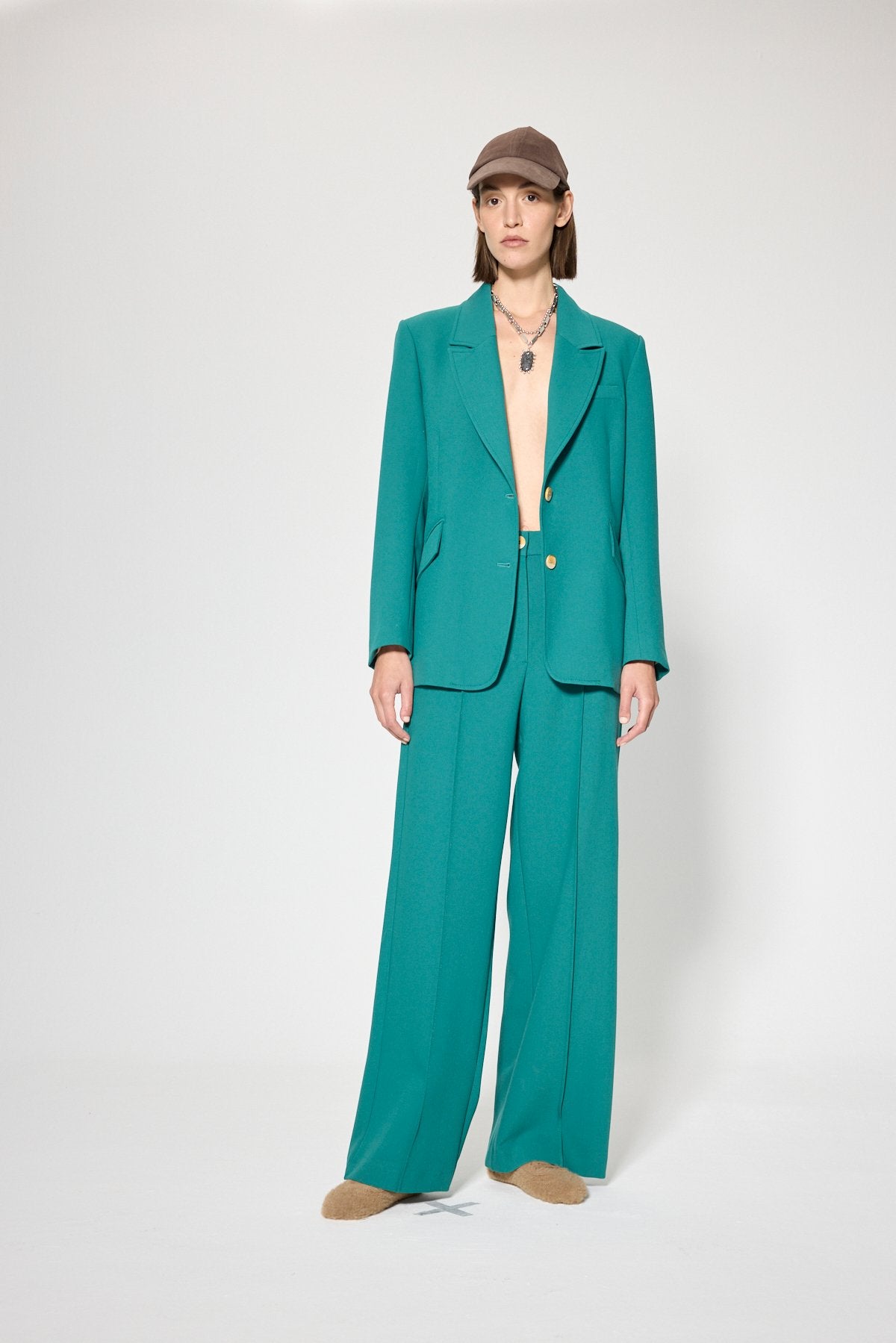 HOSE MIT WEITEM BEIN